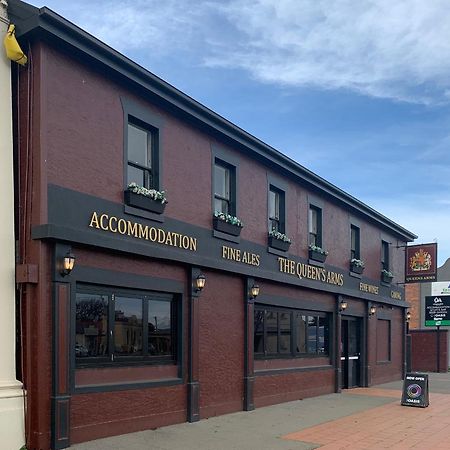 Queens Arms Hotel Longford Esterno foto