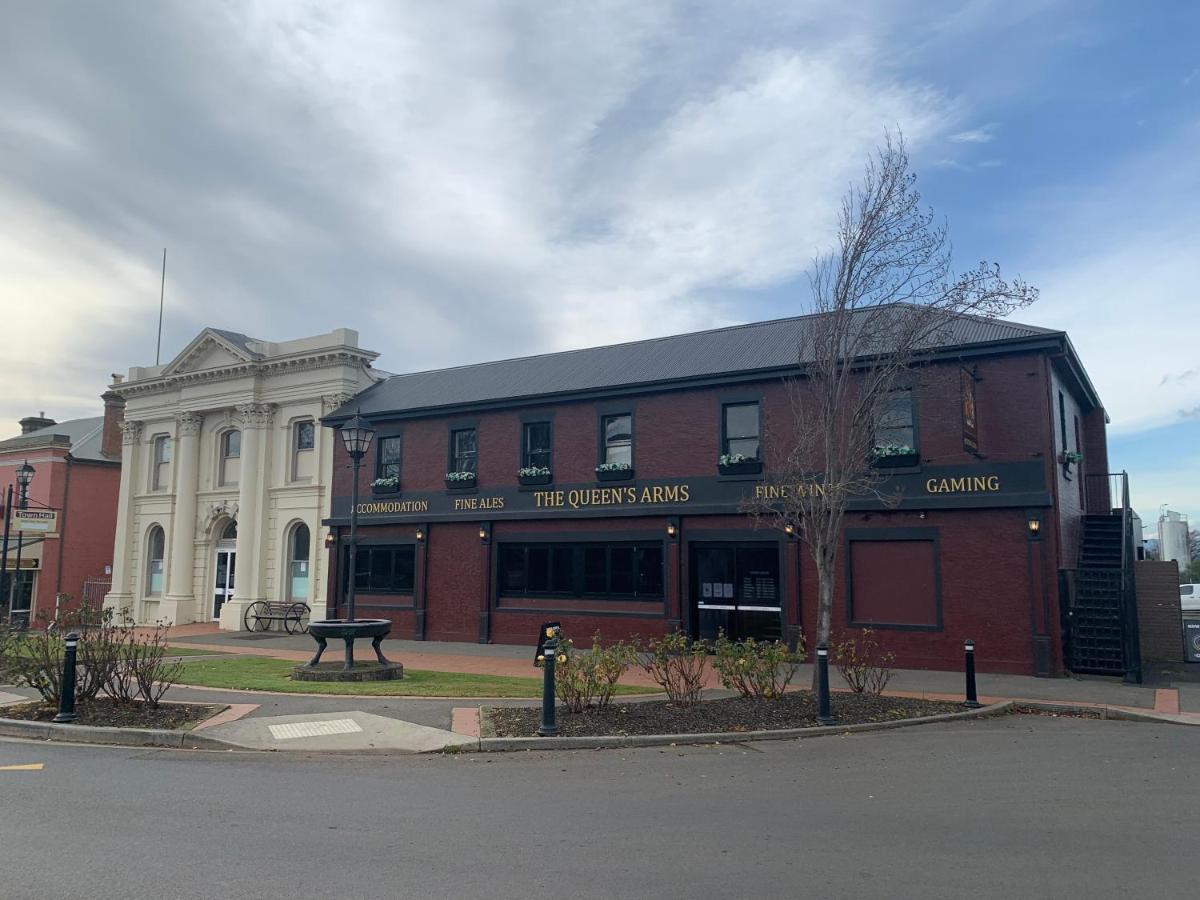 Queens Arms Hotel Longford Esterno foto