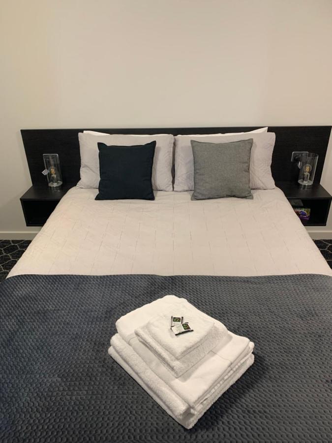 Queens Arms Hotel Longford Esterno foto