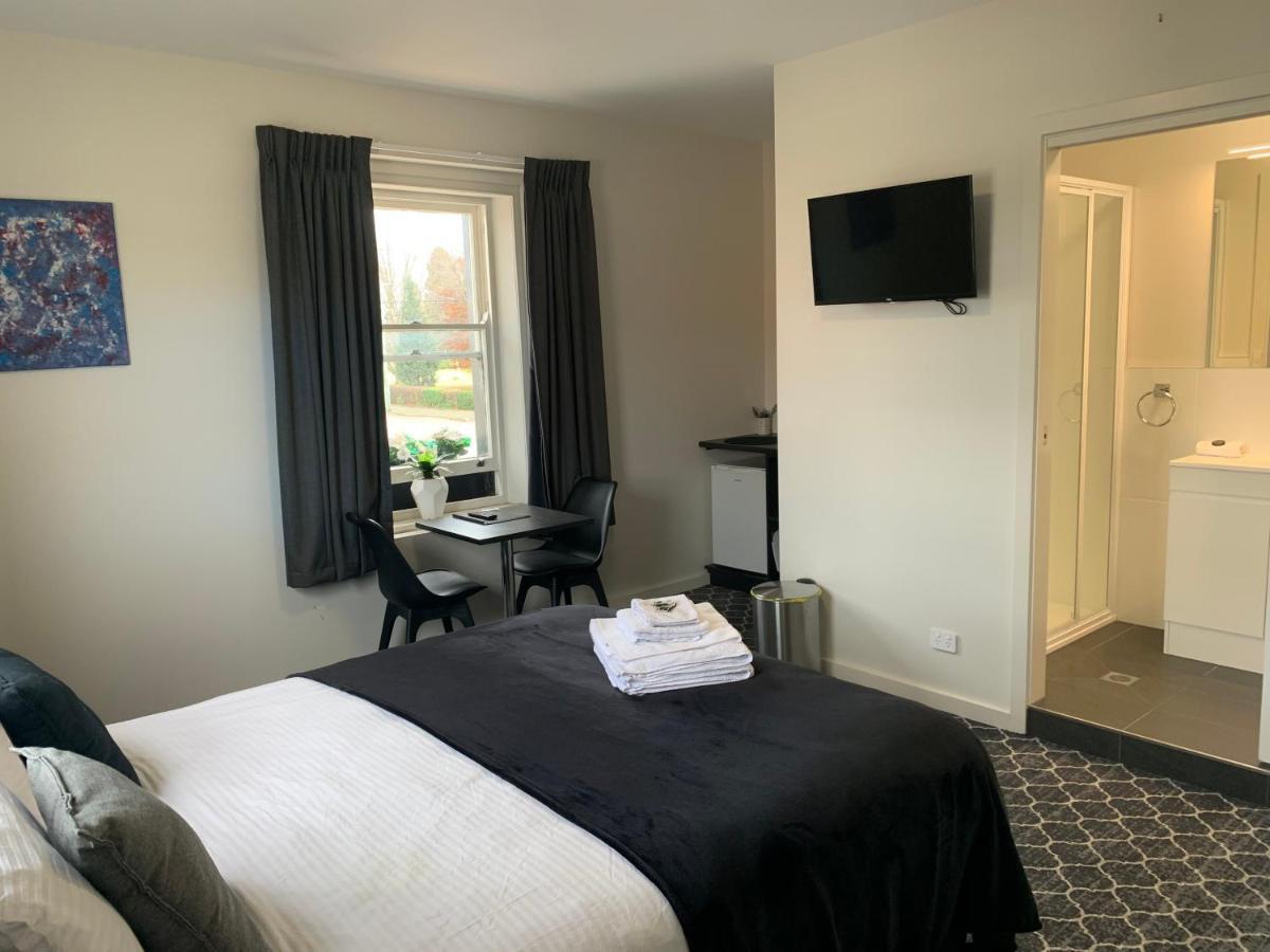 Queens Arms Hotel Longford Esterno foto